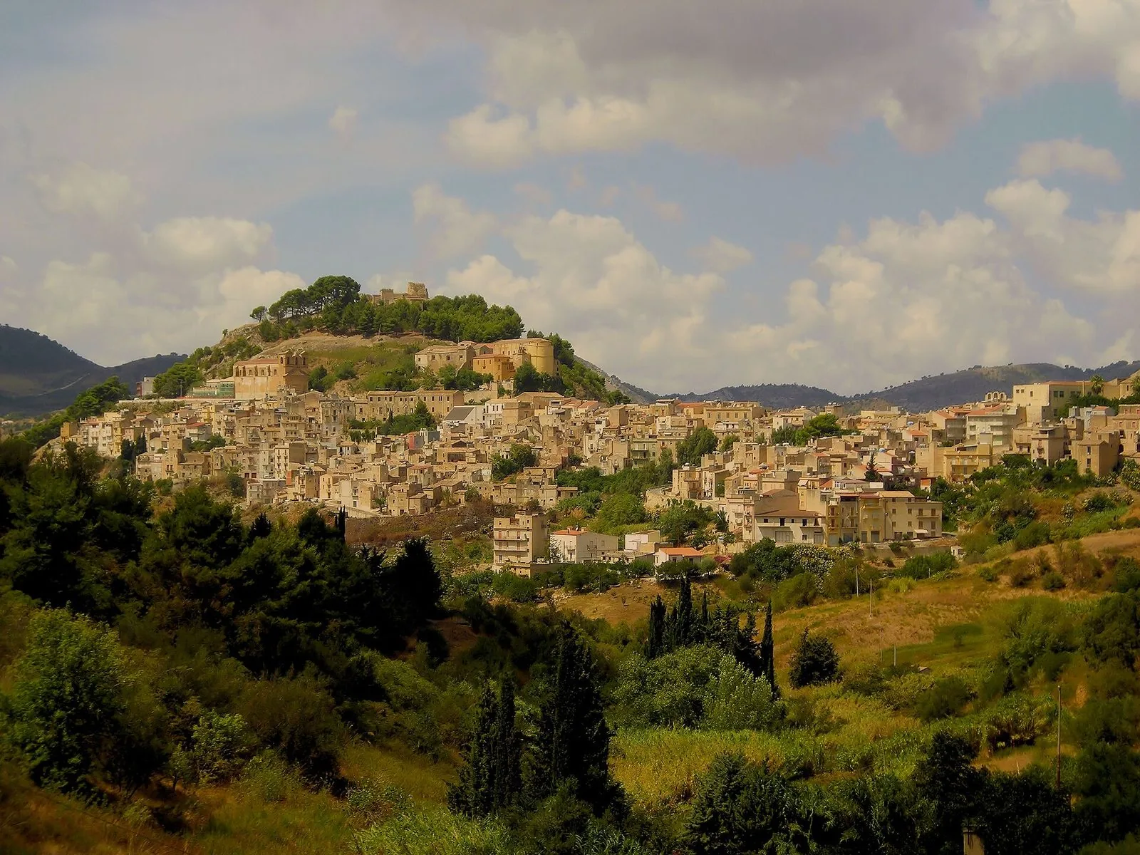 Calatafimi Segesta vista dalle colline, con il borgo raccolto attorno al colle del castello