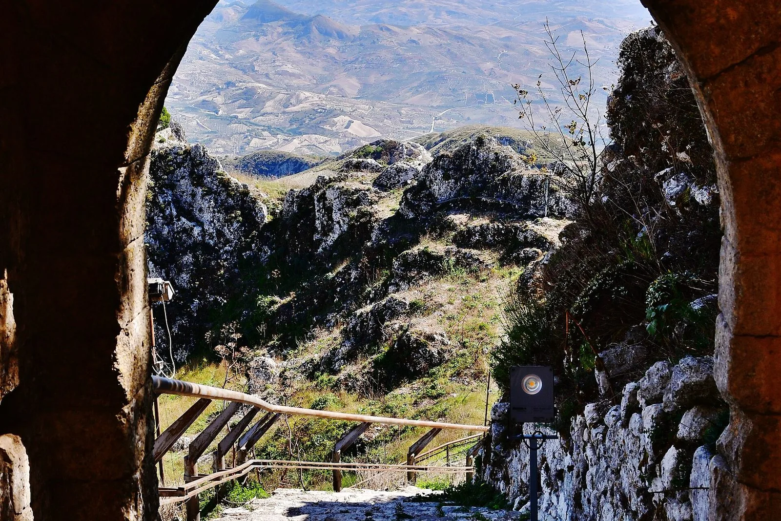 Un passaggio in pietra del castello Eufemio, a Calatafimi Segesta