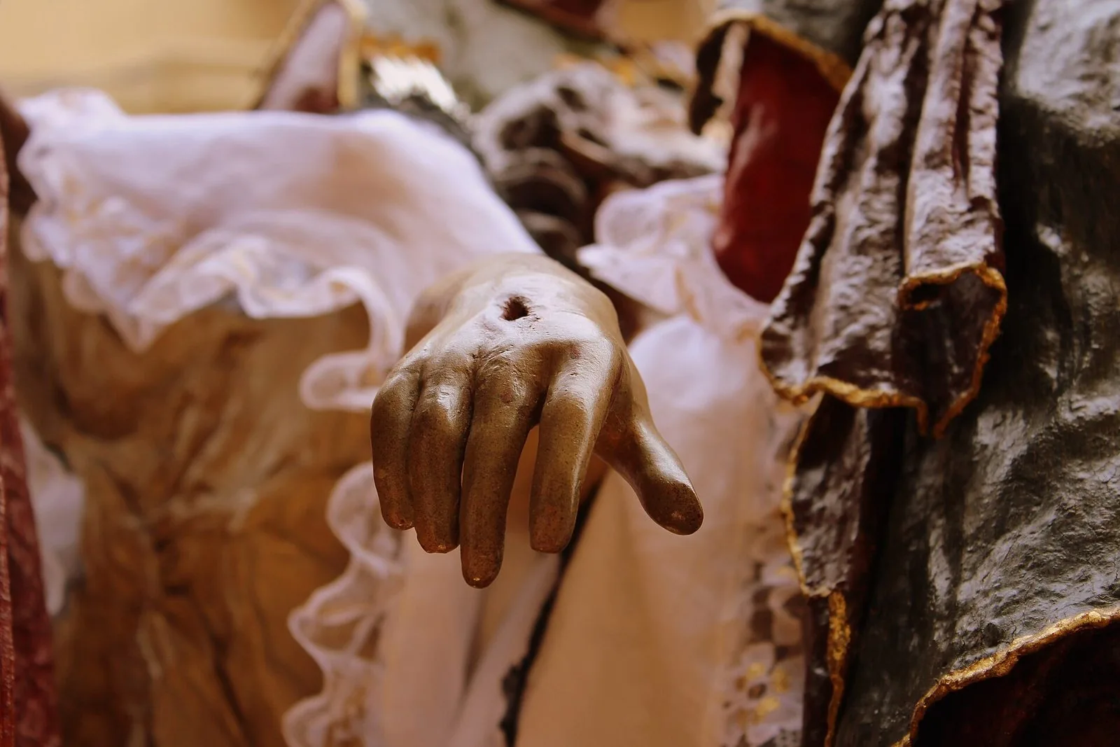 Dettaglio di uno dei gruppi scultorei della processione dei Misteri di Trapani