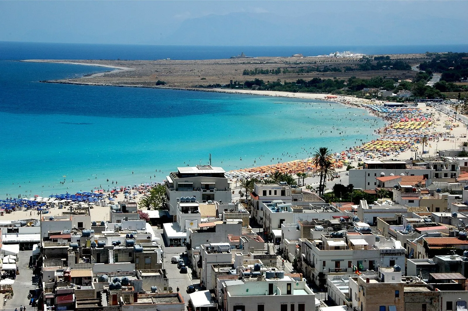 La spiaggia e il paese di San Vito Lo Capo, dove si tiene il festival del cous cous