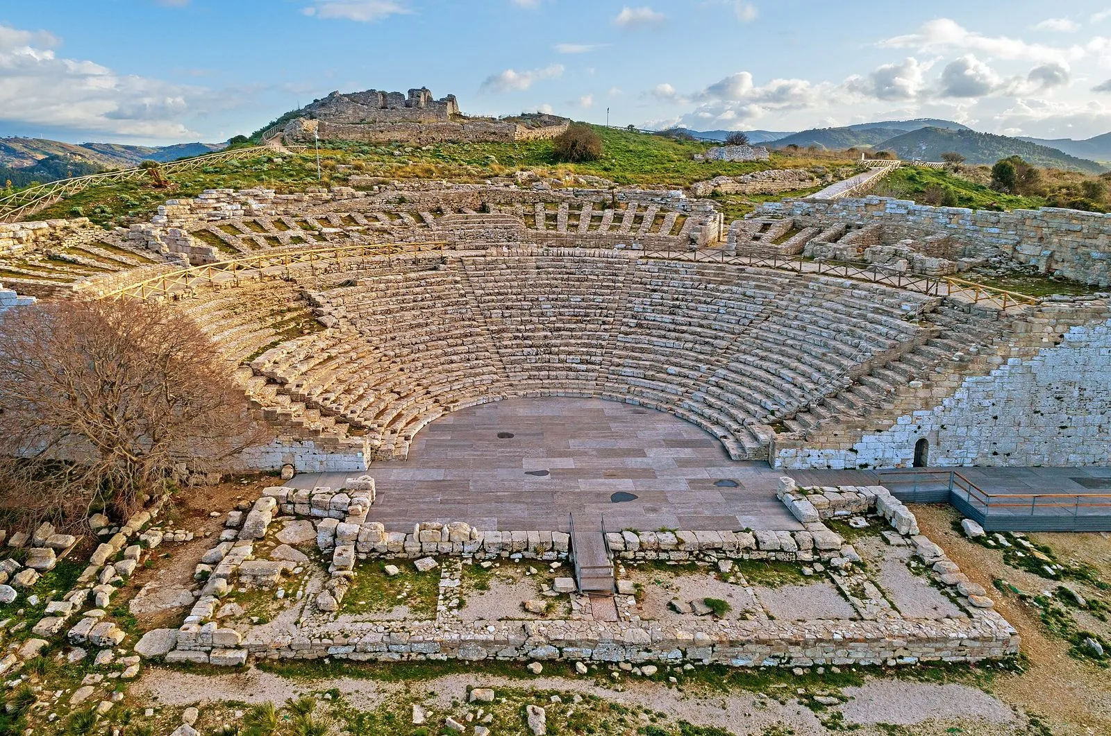 La cavea del teatro antico di Segesta scavata sulla cima del Monte Barbaro