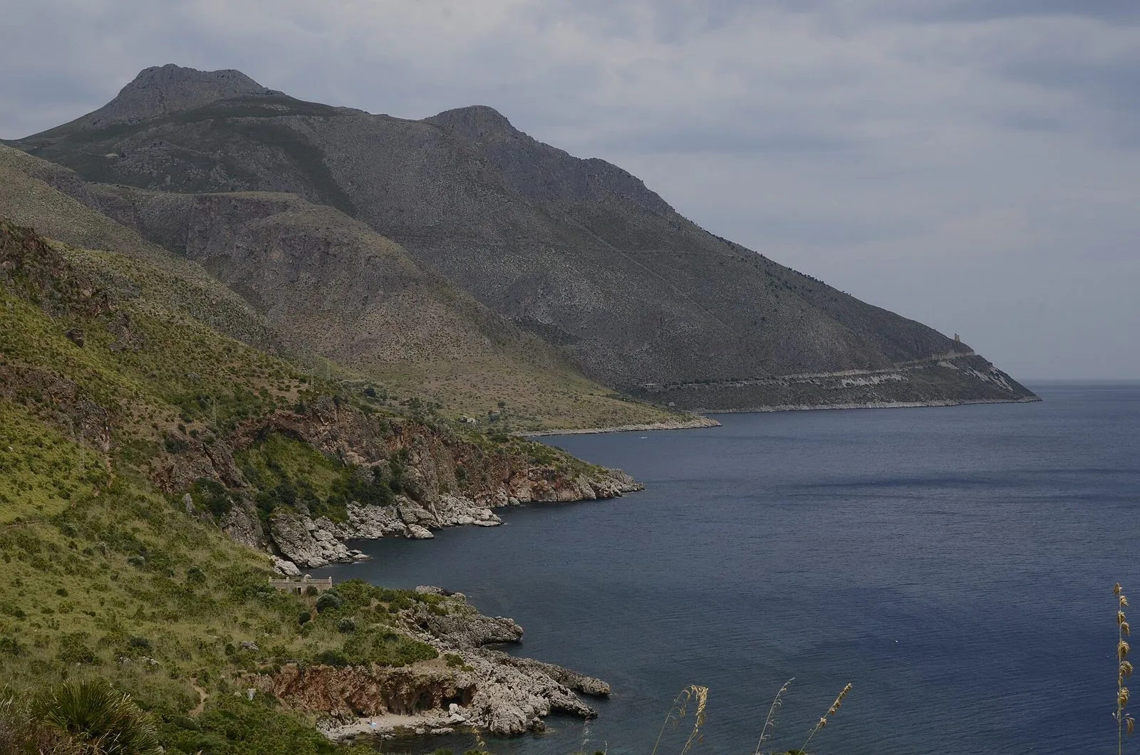 La costa rocciosa della Riserva Naturale dello Zingaro affacciata sul mare